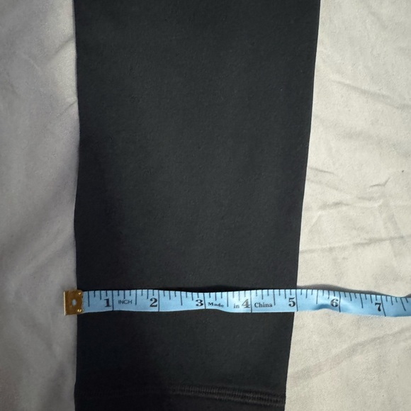 Under Armour Black Leggings for Versatile Performance - Picture 3 of 4